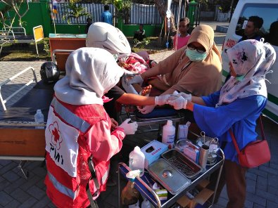 Pmi Staff Binding A Wounded Survivor