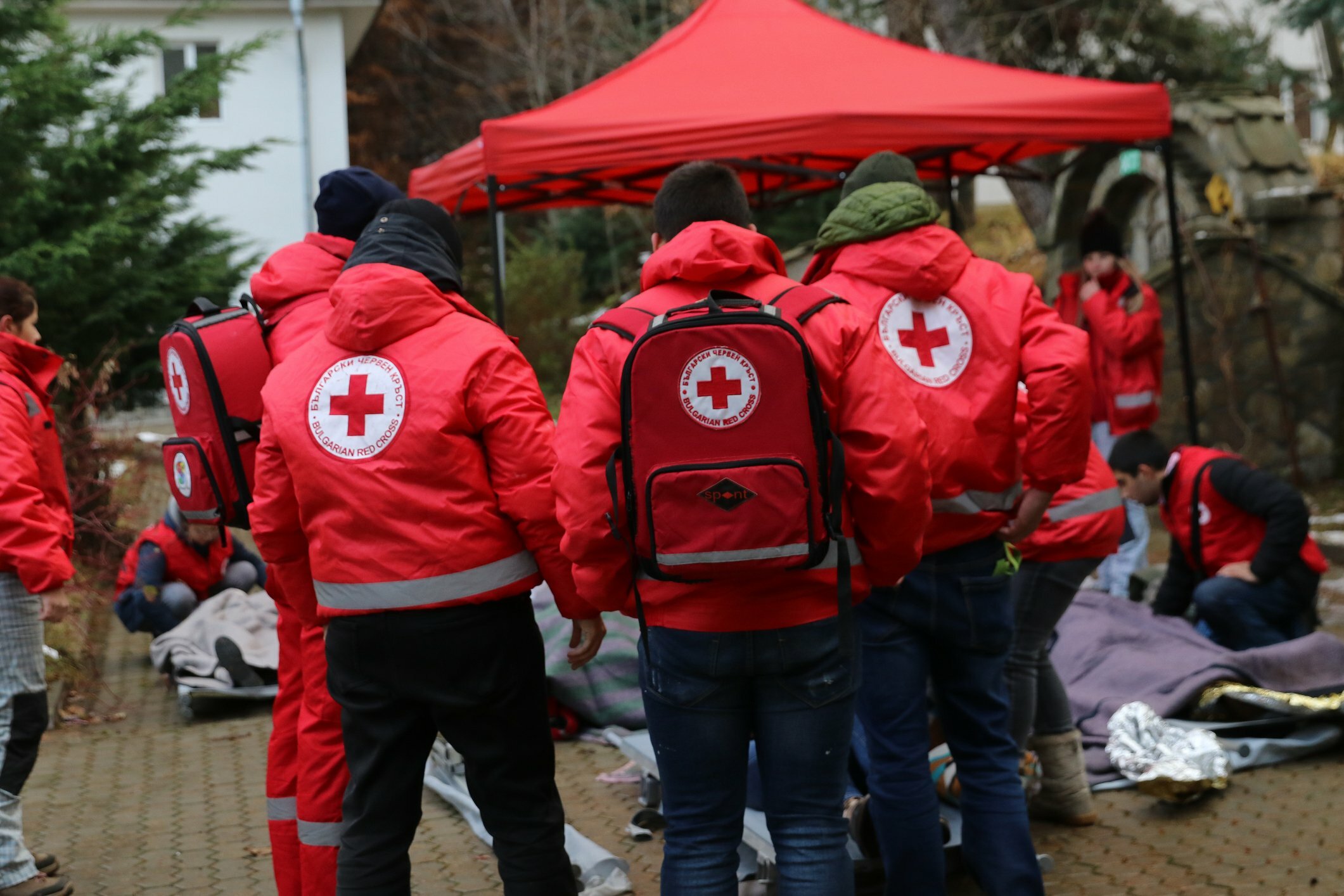 Red cross international. Международный комитет красного Креста в России. International Red Cross and Red Crescent Movement. Красный крест Швейцария. Красный крест люди.